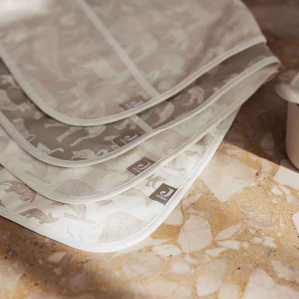 Waterproof baby slab Animals print olive green met klittenbandsluiting