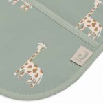 Slab met mouwen Jungle Jambo Ash Green van Jollein met giraffenprint en opvangrandje op ash green achtergrond