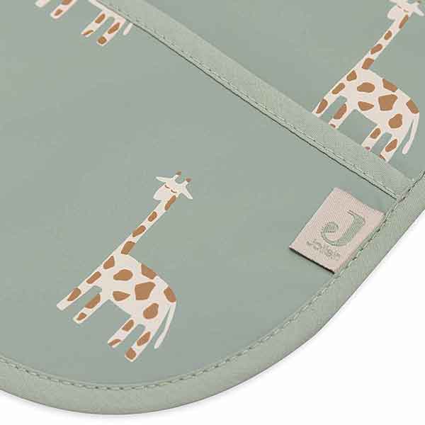 Slab met mouwen Jungle Jambo Ash Green van Jollein met giraffenprint en opvangrandje op ash green achtergrond