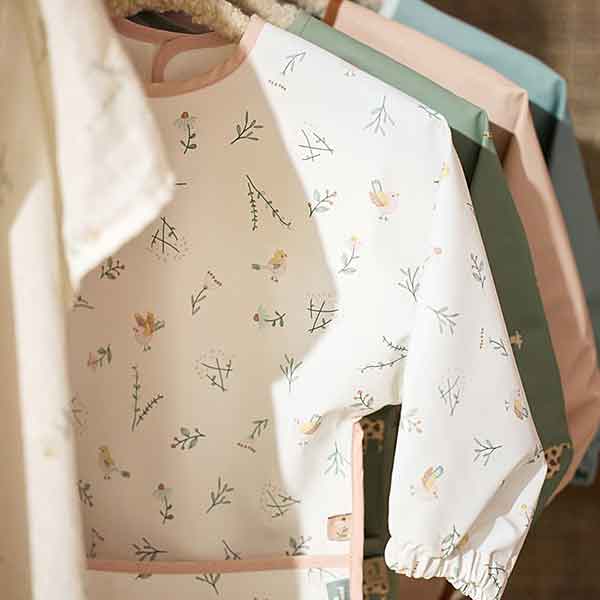 Slab met mouwen Jungle Jambo Ash Green van Jollein met giraffenprint en opvangrandje op ash green achtergrond