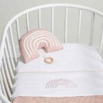 Wit wieglaken Rainbow pink met roze regenboogdetail van Jollein in wieg gecombineerd met een roze dekentje