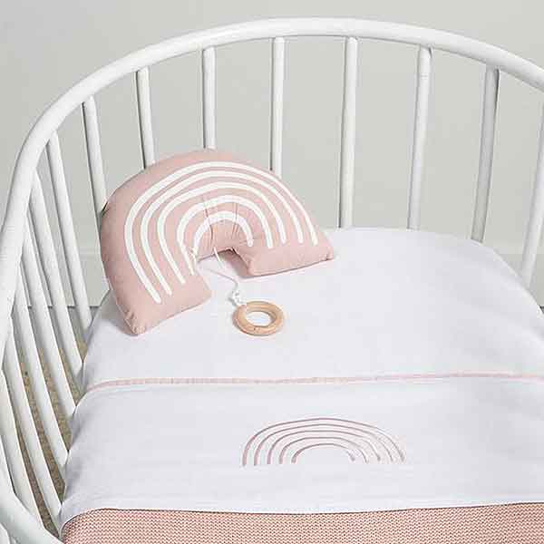 Wit wieglaken Rainbow pink met roze regenboogdetail van Jollein in wieg gecombineerd met een roze dekentje