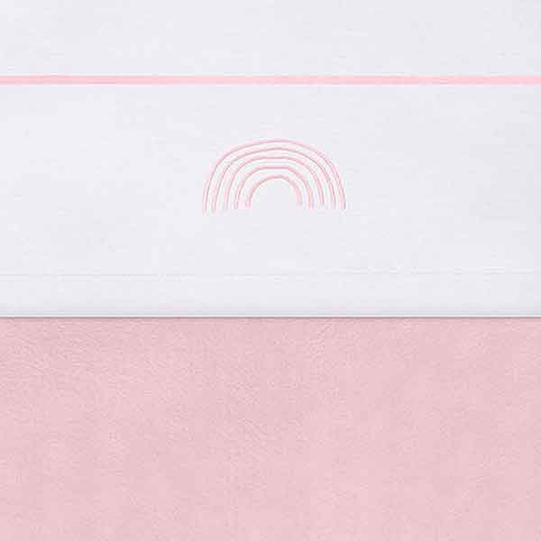Wit wieglaken Rainbow pink met roze regenboogdetail van Jollein in wieg gecombineerd met een roze dekentje