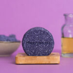HappySoaps Bright Violet Shampoo Bar in kartonnen verpakking met paarse reinigende bar zichtbaar