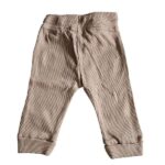 Beige baby broekje voor jongens van Studio Spruitje met ribstructuur en bruin koordje