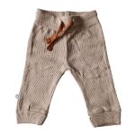 Beige baby broekje voor jongens van Studio Spruitje met ribstructuur en bruin koordje