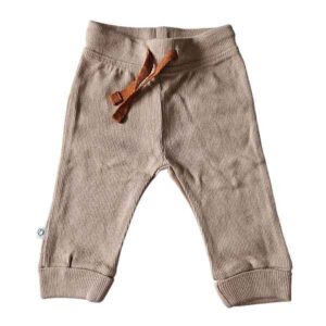 Beige baby broekje voor jongens van Studio Spruitje met ribstructuur en bruin koordje