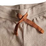 Beige baby broekje voor jongens van Studio Spruitje met ribstructuur en bruin koordje