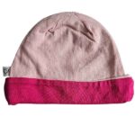 Roze baby mutsje Studio Spruitje met fuchsia omslagrand en zachte stof