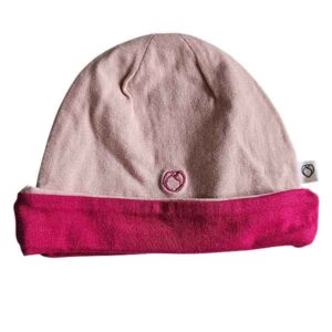 Roze baby mutsje Studio Spruitje met fuchsia omslagrand en zachte stof