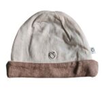 Tweedehands babymutsje Studio Spruitje poederroze met beige omslagrand