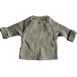 Groen baby shirtje voor jongens van Studio Spruitje met lange mouwen en houten knoopjes