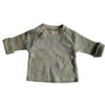 Groen baby shirtje voor jongens van Studio Spruitje met lange mouwen en houten knoopjes