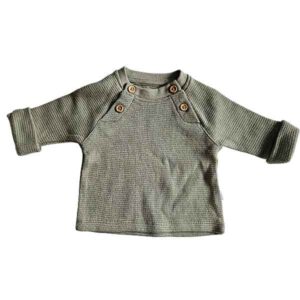 Groen baby shirtje voor jongens van Studio Spruitje met lange mouwen en houten knoopjes