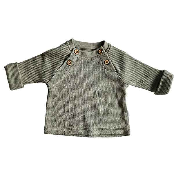 Groen baby shirtje voor jongens van Studio Spruitje met lange mouwen en houten knoopjes