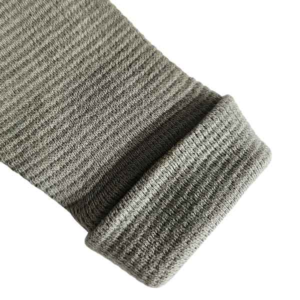 Groen baby shirtje voor jongens van Studio Spruitje met lange mouwen en houten knoopjes