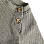 Groen baby shirtje voor jongens van Studio Spruitje met lange mouwen en houten knoopjes