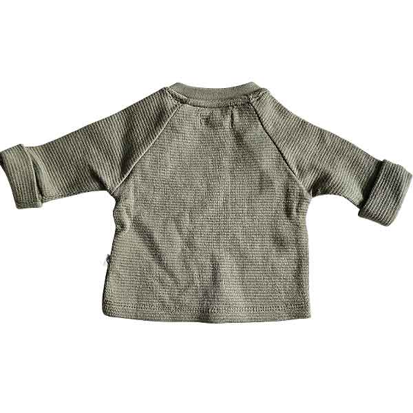 Groen baby shirtje voor jongens van Studio Spruitje met lange mouwen en houten knoopjes