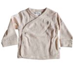 Poederroze baby overslagshirtje voor meisjes van Studio Spruitje van zachte ribstof