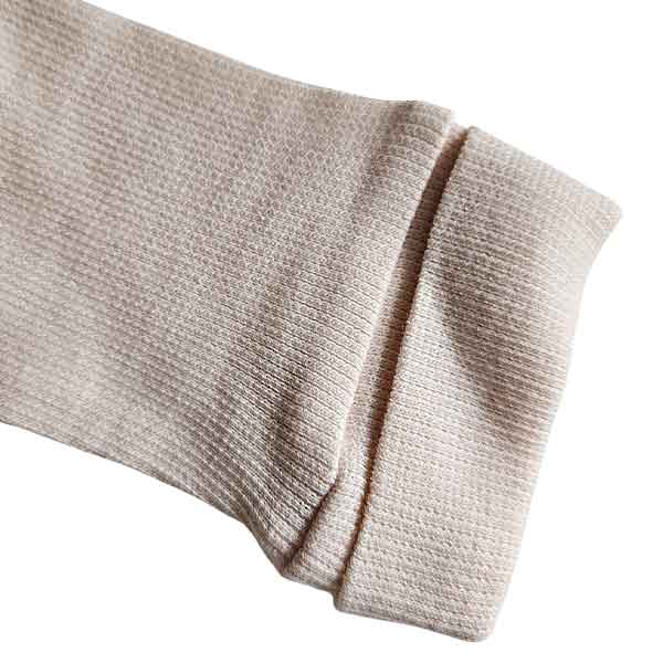 Poederroze baby overslagshirtje voor meisjes van Studio Spruitje van zachte ribstof