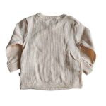 Poederroze baby overslagshirtje voor meisjes van Studio Spruitje van zachte ribstof