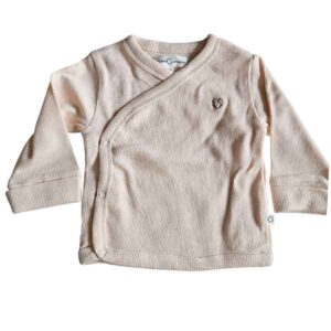 Poederroze baby overslagshirtje voor meisjes van Studio Spruitje van zachte ribstof