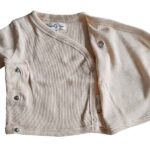 Poederroze baby overslagshirtje voor meisjes van Studio Spruitje van zachte ribstof