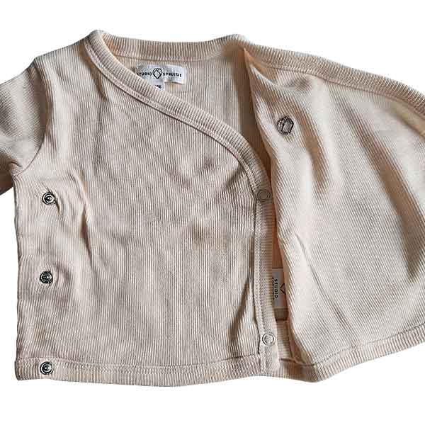 Poederroze baby overslagshirtje voor meisjes van Studio Spruitje van zachte ribstof