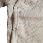 Poederroze baby overslagshirtje voor meisjes van Studio Spruitje van zachte ribstof