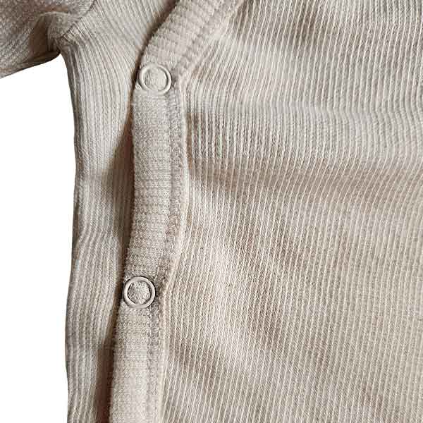 Poederroze baby overslagshirtje voor meisjes van Studio Spruitje van zachte ribstof