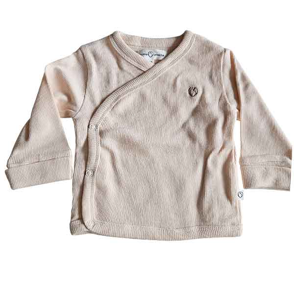 Poederroze baby overslagshirtje voor meisjes van Studio Spruitje van zachte ribstof