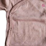 Roze baby overslagshirtje voor meisjes van Studio Spruitje van zachte ribstof