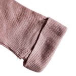 Roze baby overslagshirtje voor meisjes van Studio Spruitje van zachte ribstof