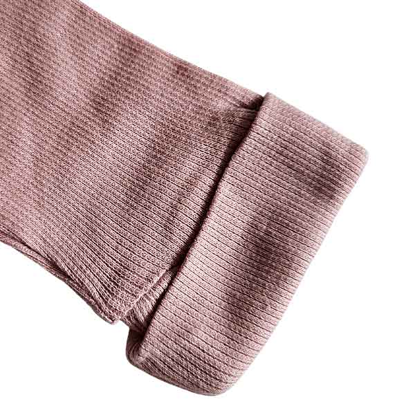 Roze baby overslagshirtje voor meisjes van Studio Spruitje van zachte ribstof
