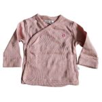 Roze baby overslagshirtje voor meisjes van Studio Spruitje van zachte ribstof