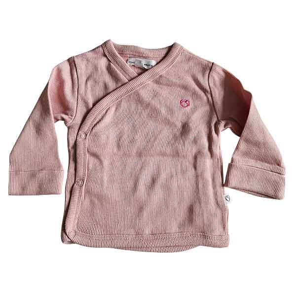 Roze baby overslagshirtje voor meisjes van Studio Spruitje van zachte ribstof
