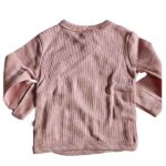 Roze baby overslagshirtje voor meisjes van Studio Spruitje van zachte ribstof