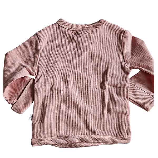 Roze baby overslagshirtje voor meisjes van Studio Spruitje van zachte ribstof