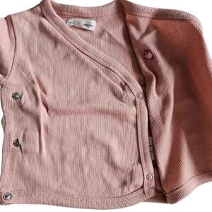 Roze baby overslagshirtje voor meisjes van Studio Spruitje van zachte ribstof
