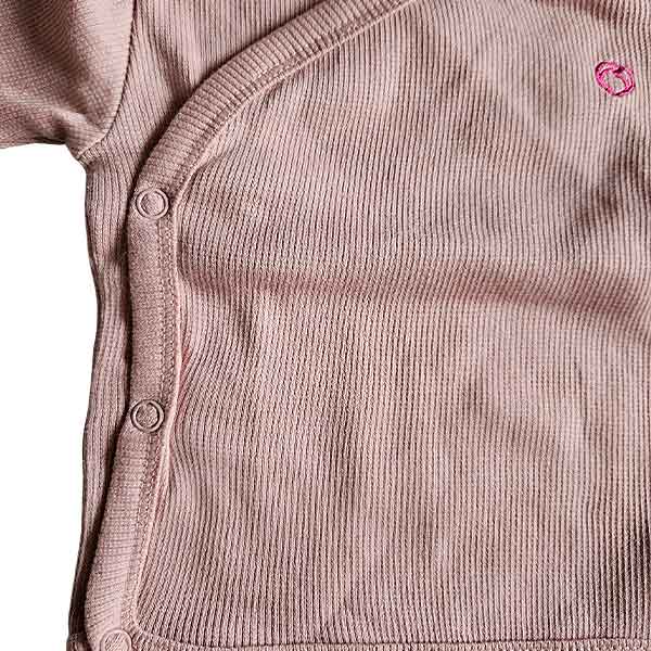 Roze baby overslagshirtje voor meisjes van Studio Spruitje van zachte ribstof