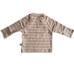 Beige baby shirtje voor jongens van Studio Spruitje met cognackleurige strepen en lange mouwen