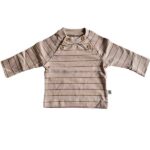 Beige baby shirtje voor jongens van Studio Spruitje met cognackleurige strepen en lange mouwen