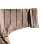 Beige baby shirtje voor jongens van Studio Spruitje met cognackleurige strepen en lange mouwen