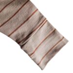Beige baby shirtje voor jongens van Studio Spruitje met cognackleurige strepen en lange mouwen