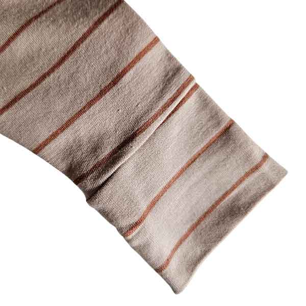 Beige baby shirtje voor jongens van Studio Spruitje met cognackleurige strepen en lange mouwen