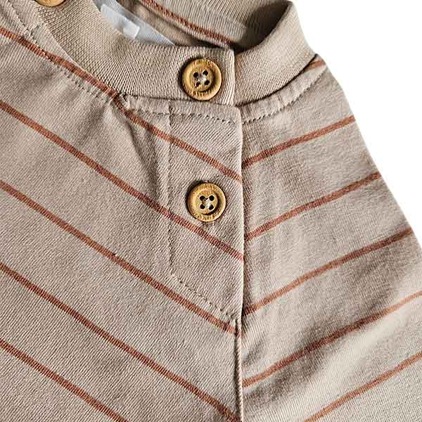 Beige baby shirtje voor jongens van Studio Spruitje met cognackleurige strepen en lange mouwen