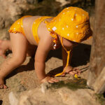 Baby UV zonnehoedje Orange Kiss 0 tot 12 maanden van Swim Essentials met oranje hartjes print