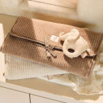 verschoonmatje baby cloudy rib milky coffee opvouwbaar met vakken onderweg