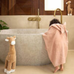 badponcho wild rose van jollein met capuchon en oortjes