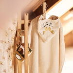 Badponcho Charlie the Cat van zachte badstof met kattenoortjes voor baby’s en peuters